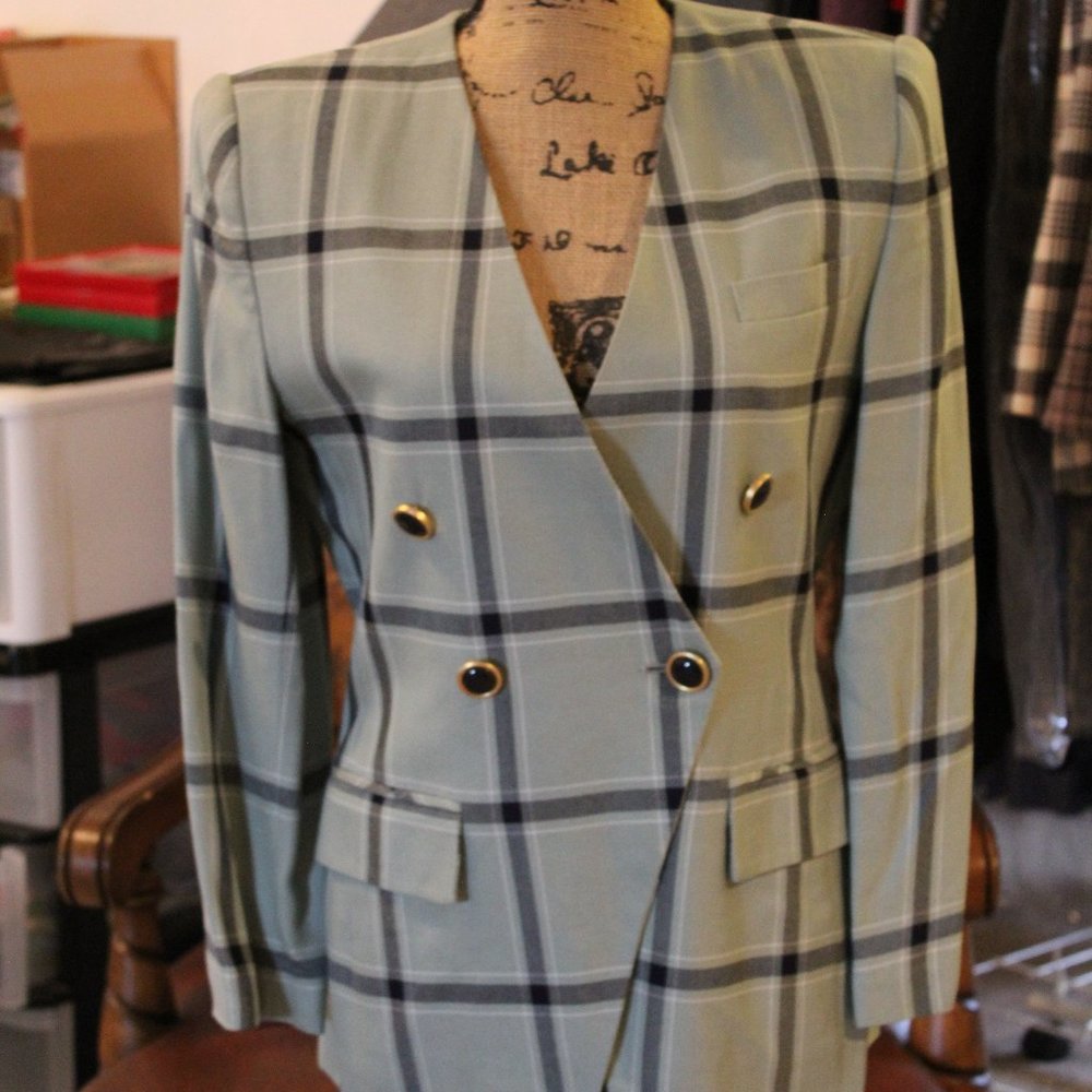 PETITE SOPHISTICATE JACKET.